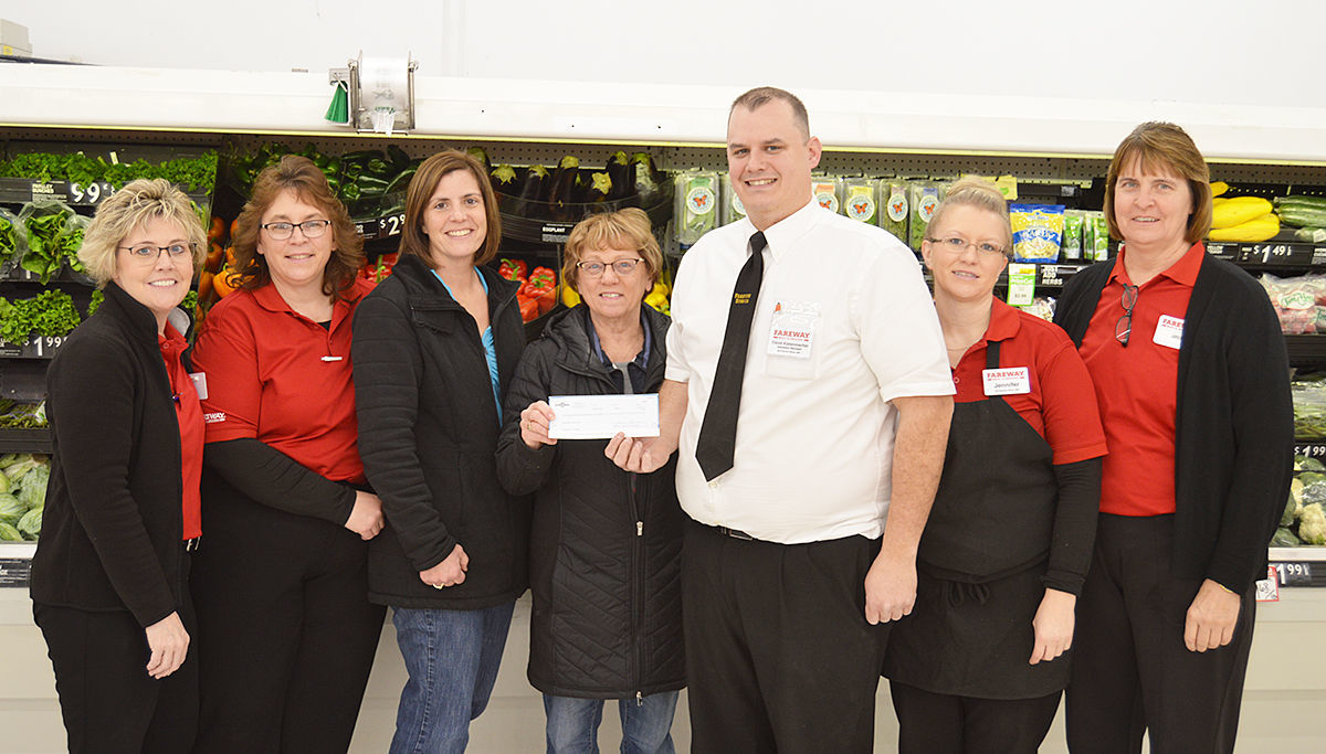 Fareway donates to Dyersville Food pantry